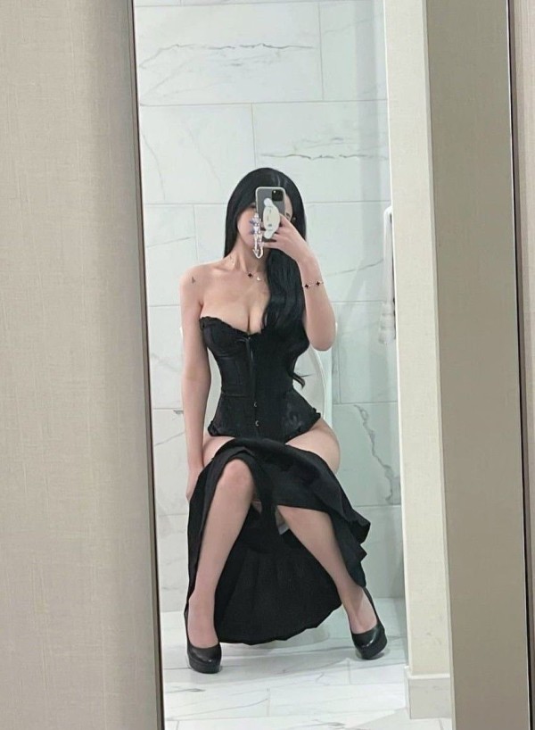 화장실에서 볼일보다 셀카